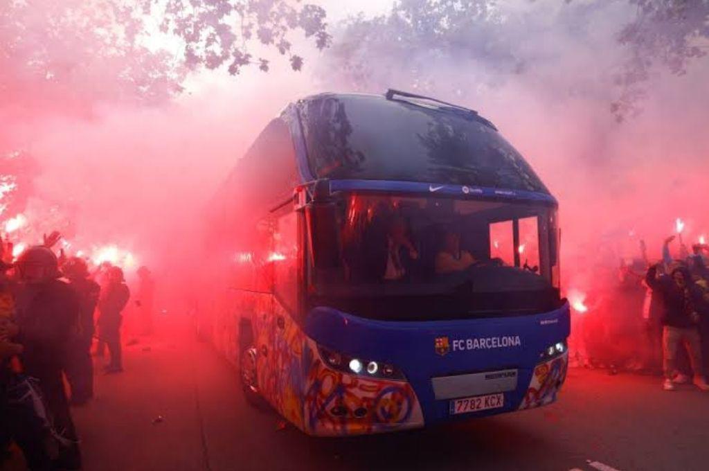 Dañaron el bus de su propio club: así fueron las llegadas del Barcelona y Madrid al Camp Nou