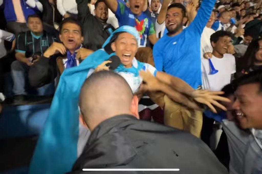 ¡Besó el escudo! Shin Fujiyama estalló de la locura en el triunfo de Honduras vs México: el mensaje a Choco y ¿le gustó la cerveza?