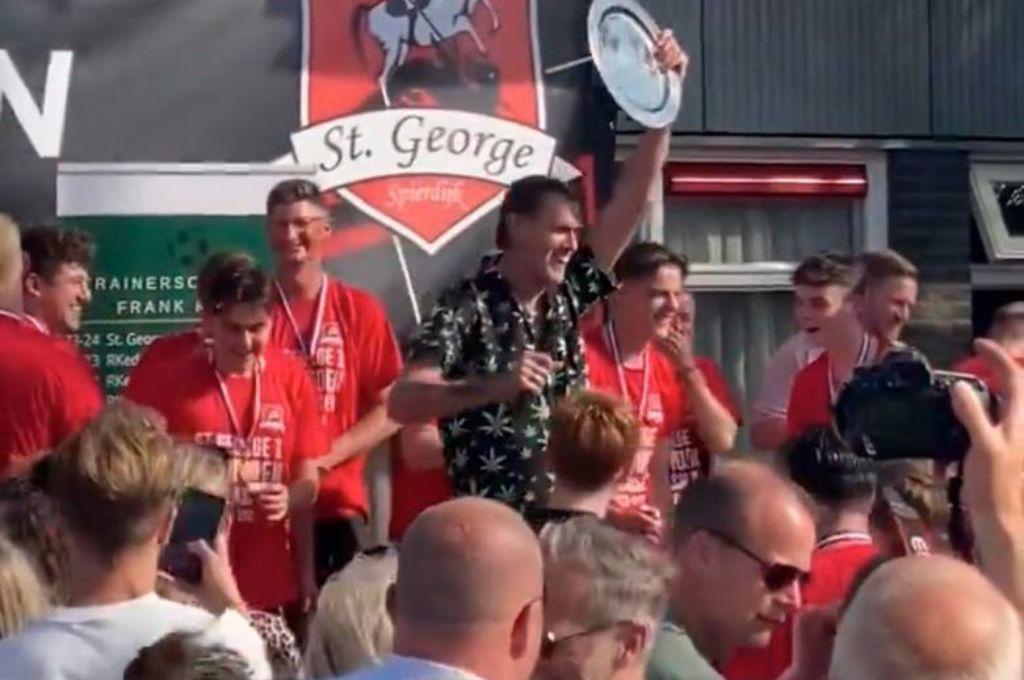 Hizo 4 expulsiones, añadió 15 minutos y celebró el título con el campeón: ¿Cuál fue el ‘premio’ que se llevó el árbitro?