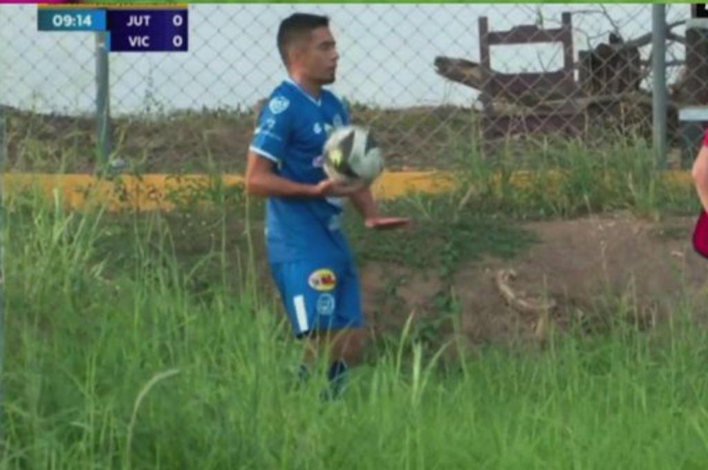 El pésimo engramado que llega hasta las rodillas, el enojo de Héctor Vargas con camarógrafos y cuándo se jugará el Juticalpa-Victoria