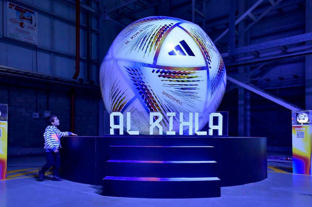 Argentina presentó el avión que llevará a la albiceleste, su familia e hinchas al Mundial de Qatar 2022.