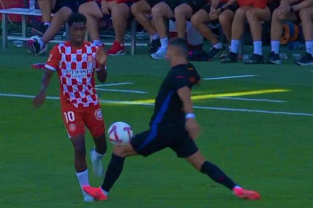 ¿Por qué el VAR anuló el penal por mano de Iñigo?, la bronca de Yamal con jugador del Girona y la polémica expulsión de Ferrán