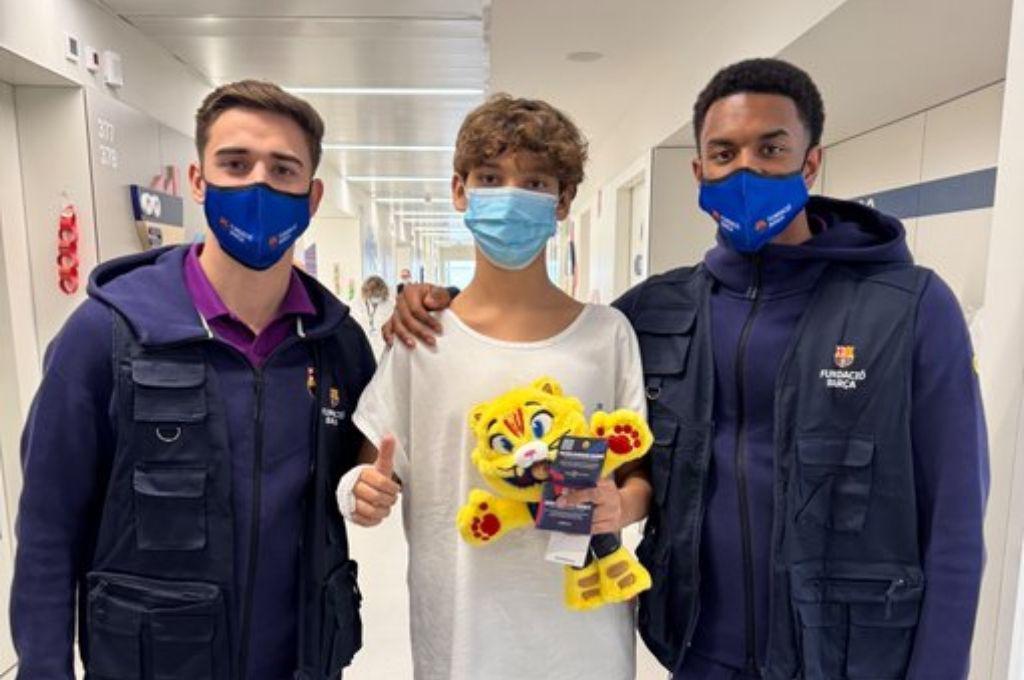 Dos estrellas no asistieron: Barcelona hace magia afuera de la cancha y tiene bonito gesto con niños hospitalizados