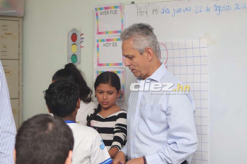 Reinaldo Rueda y directivos de la Federación de Honduras vivieron momentos especiales con niños del Instituto Juana Leclerc