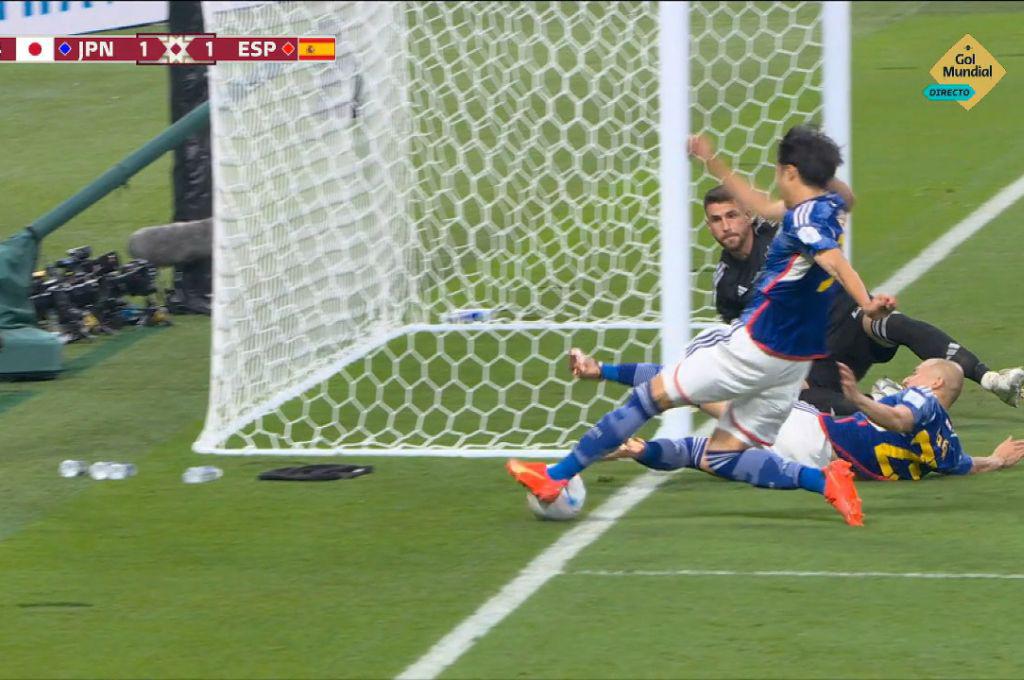 ¡Polémico! VAR da por válido anotación de Japón después que el balón había abandonado el terreno de juego