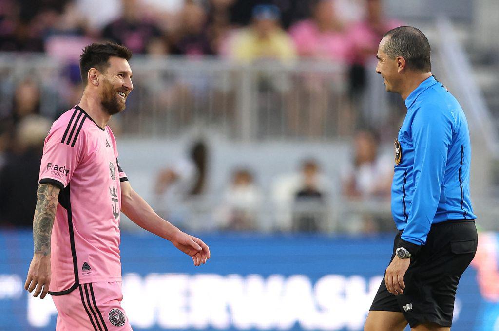 A Messi le cambiaron el árbitro, el amigo inesperado que visitó a Leo y el guardaespaldas del ‘10’ sorprende con foto histórica
