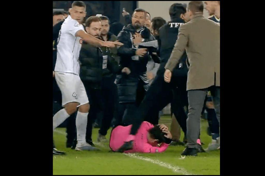 Con el ojo morado y pateado en el suelo: así quedó el árbitro tras ser golpeado por el presidente y jugadores de un equipo turco