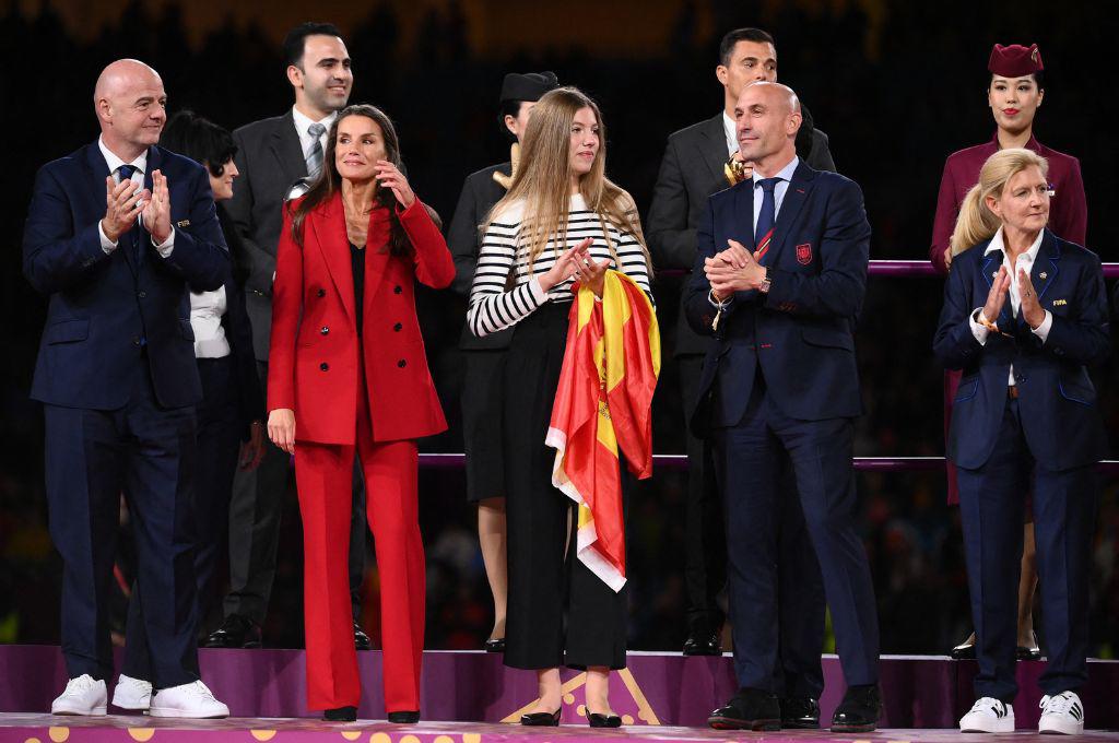 Luis Rubiales cometió “agresión sexual” en festejos de España: el beso con una jugadora y su polémica celebración a la par de la reina