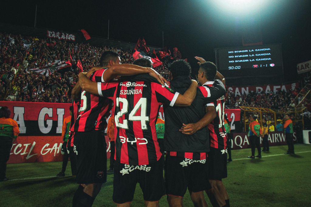 Alajuelense campeón: El hondureño que viajó 24 horas para ver a Alex López y el récord ÚNICO del ‘11’ en Centroamérica
