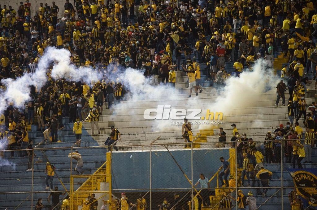 El ambiente en el interior del estadio Morazán: Pintado de amarillo y negro, pero también de blanco