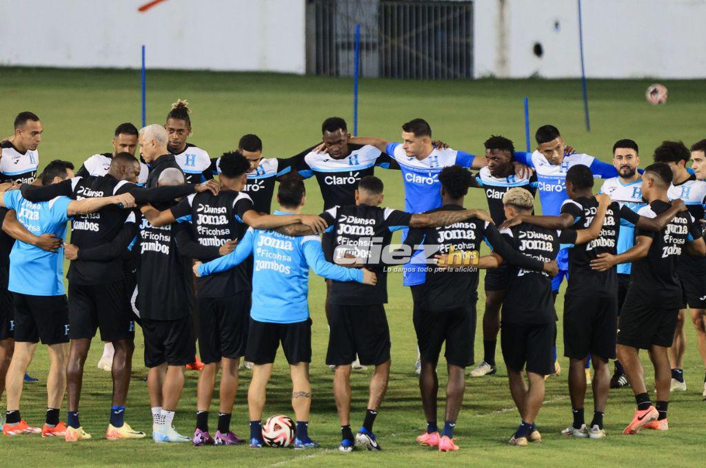 Las primeras imágenes de Yustin Arboleda con la camisa de la Selección de Honduras y un invitado especial en el entreno
