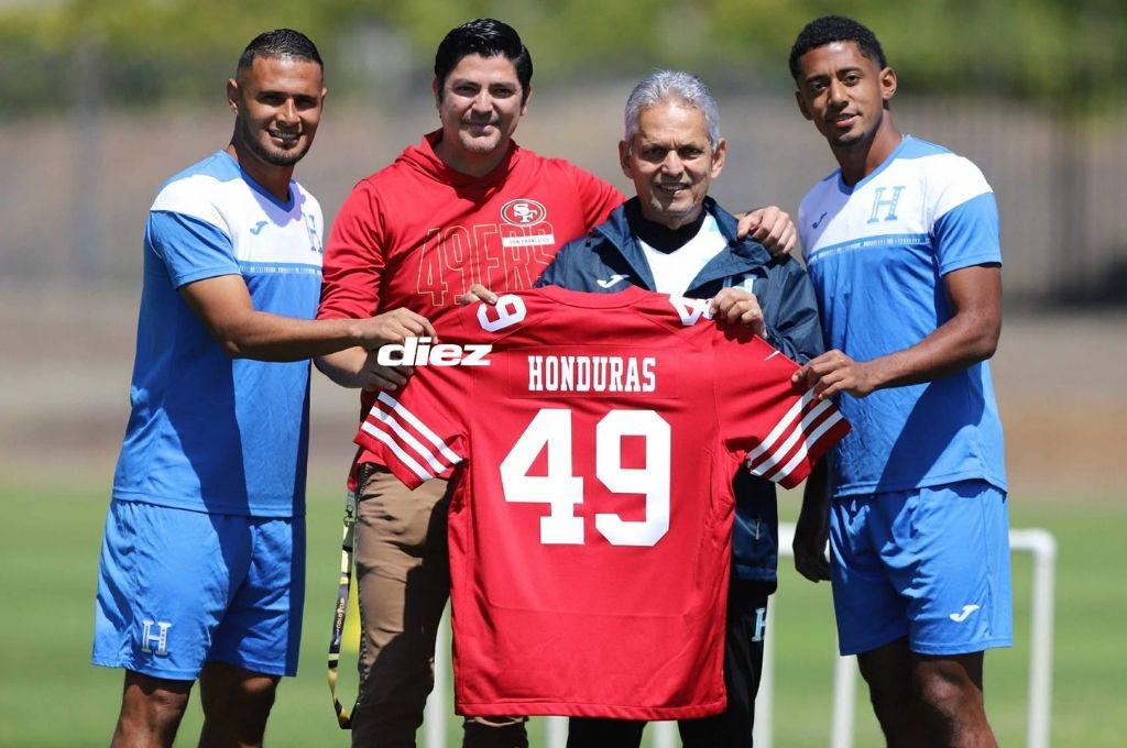 Selección de Honduras recibe visita de lujo, sonrisas y Rueda define su 11 titular; así fue el último entreno previo a enfrentar a México