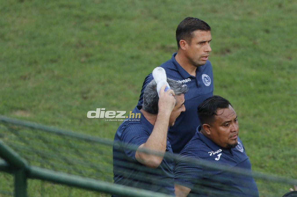 Lo que no se vio en TV: Tristeza y llanto en Marathón, a Diego Vázquez le tiraron de todo y así reaccionó el DT de Motagua