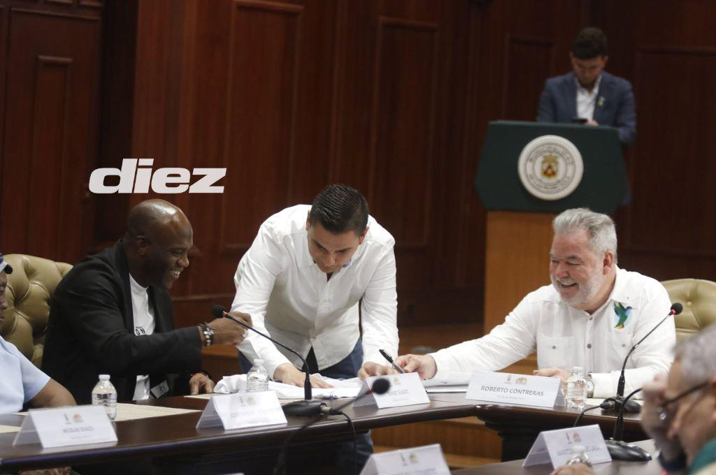 Así fue el homenaje a David Suazo en San Pedro Sula: firma de un libro histórico y llegaron los jugadores del Olimpia