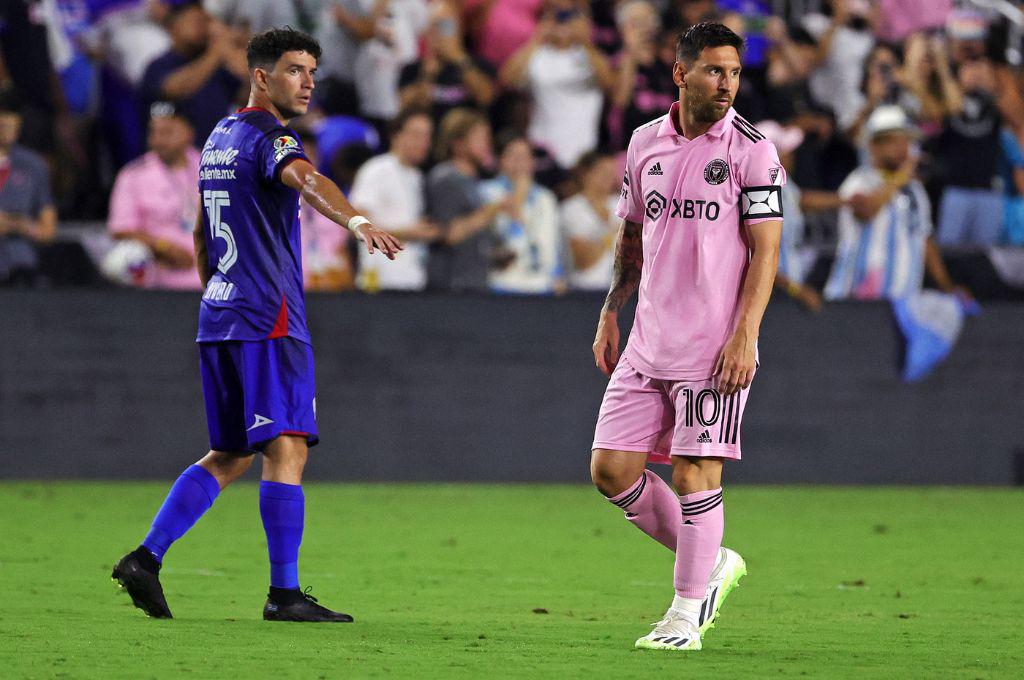 Así fue el debut de Messi con el Inter Miami ante Cruz Azul: Abrazo con una leyenda, el gesto del capitán y golazo de tiro libre