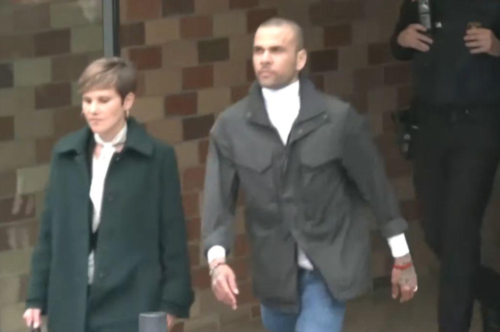Dani Alves sale de la cárcel: ¿Cómo está su estado físico? Las primeras imágenes del brasileño tras pagar la fianza y quedar libre