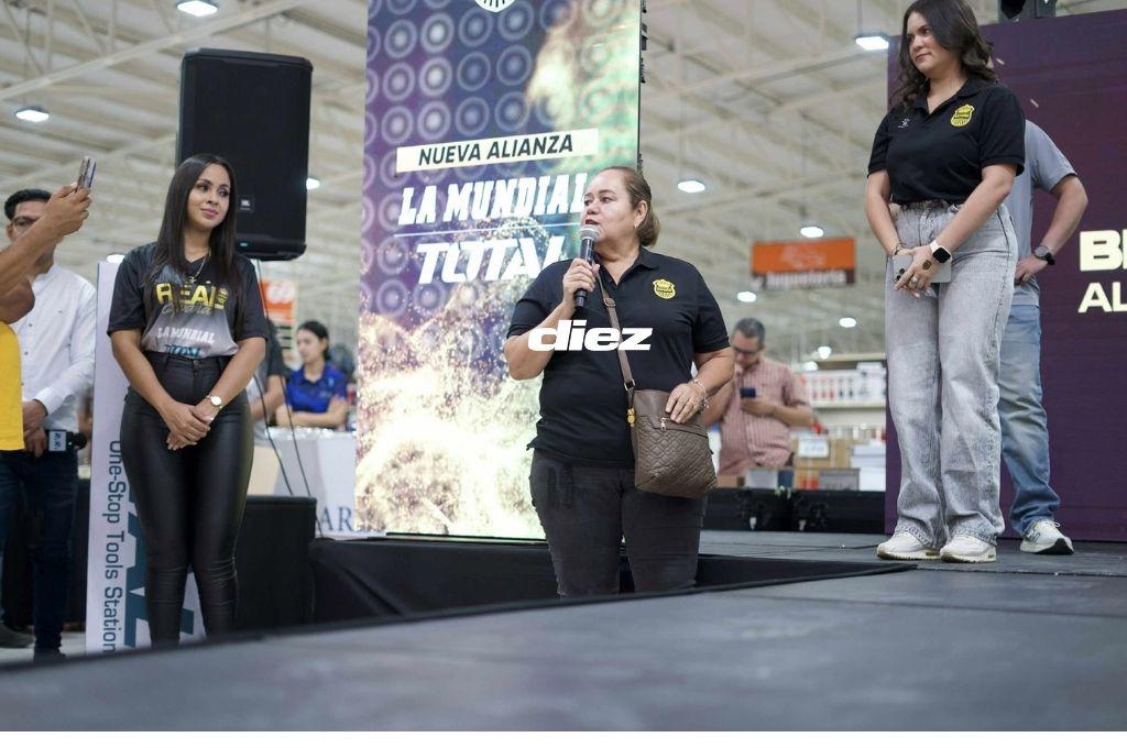 ¡Rodeado de sus leyendas! Real España presentó su nueva indumentaria y celebró a lo grande su aniversario con su afición