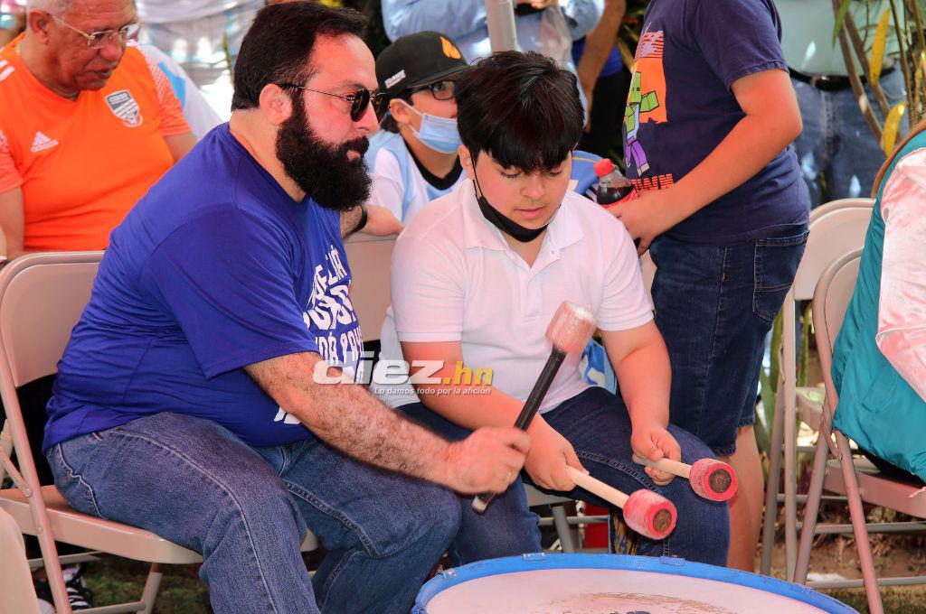 ¿Qué mirás bobo? con asado, al ritmo del bombo y entre abrazos: Así disfrutaron el título mundial en la Embajada de Argentina en Honduras