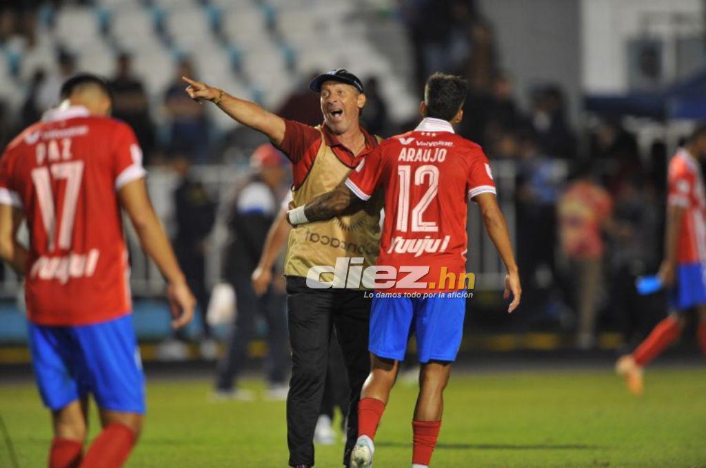 Los feos gestos de Menjívar y Beckeles a la afición de Motagua, el lamento de Auzmendi y el enojo de Troglio con el árbitro
