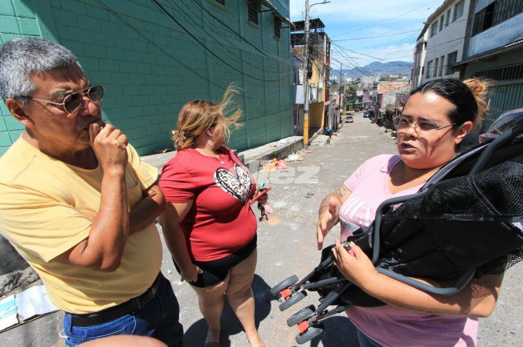Carros destruidos, piedras y testimonios; así lucen las calles tras batalla entre aficionados de Motagua y Olimpia