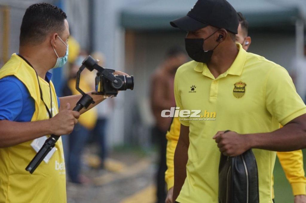El ambiente en el interior del estadio Morazán: Pintado de amarillo y negro, pero también de blanco