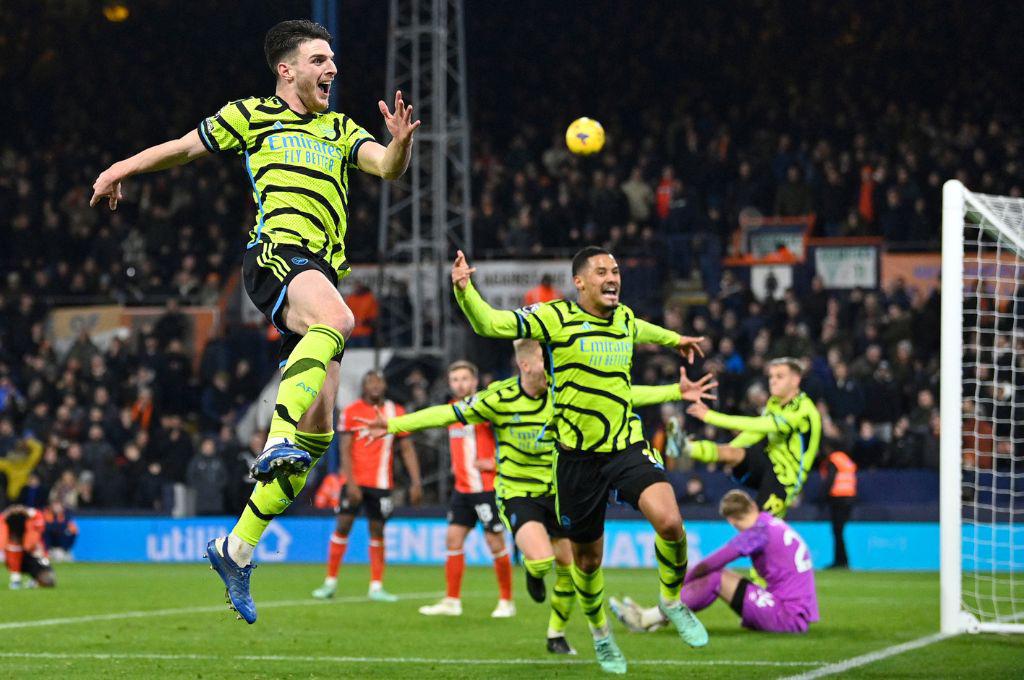 El Arsenal vence in extremis al Luton Town y consolida su liderato en la Premier League de Inglaterra