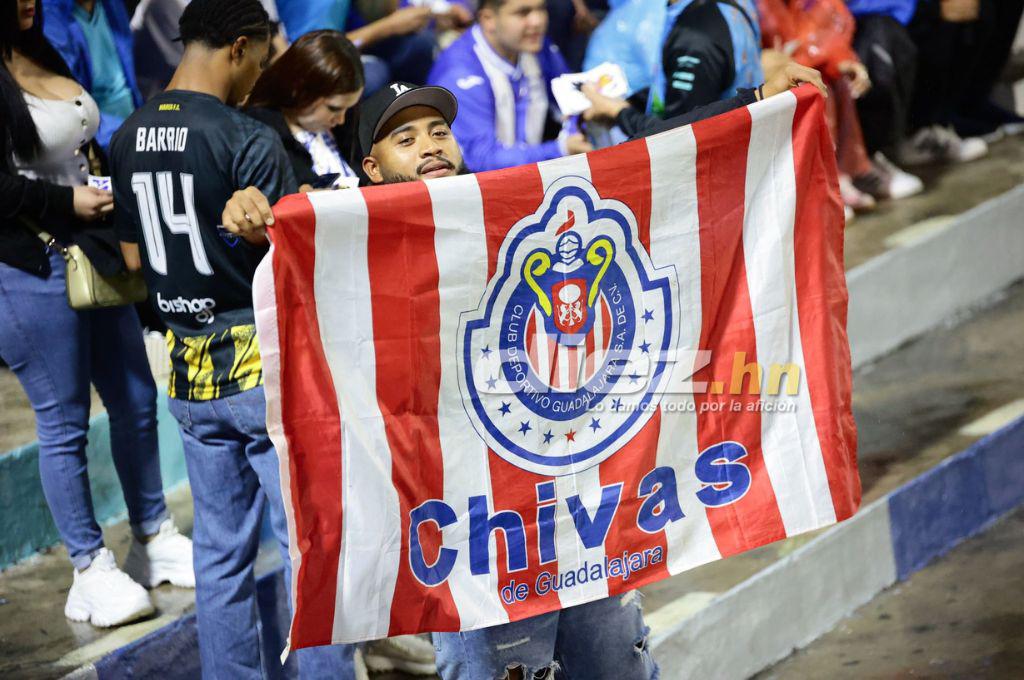 ¡Espectacular! Llenazo en el estadio Morazán por el Honduras-México pese a la lluvia y Rambo de León, presente