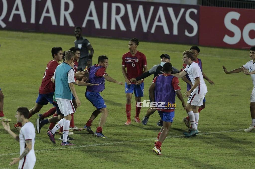 ¡Tico aplicó terrible voladora! Así fue la pelea de Costa Rica contra Estados Unidos en el Premundial de Concacaf