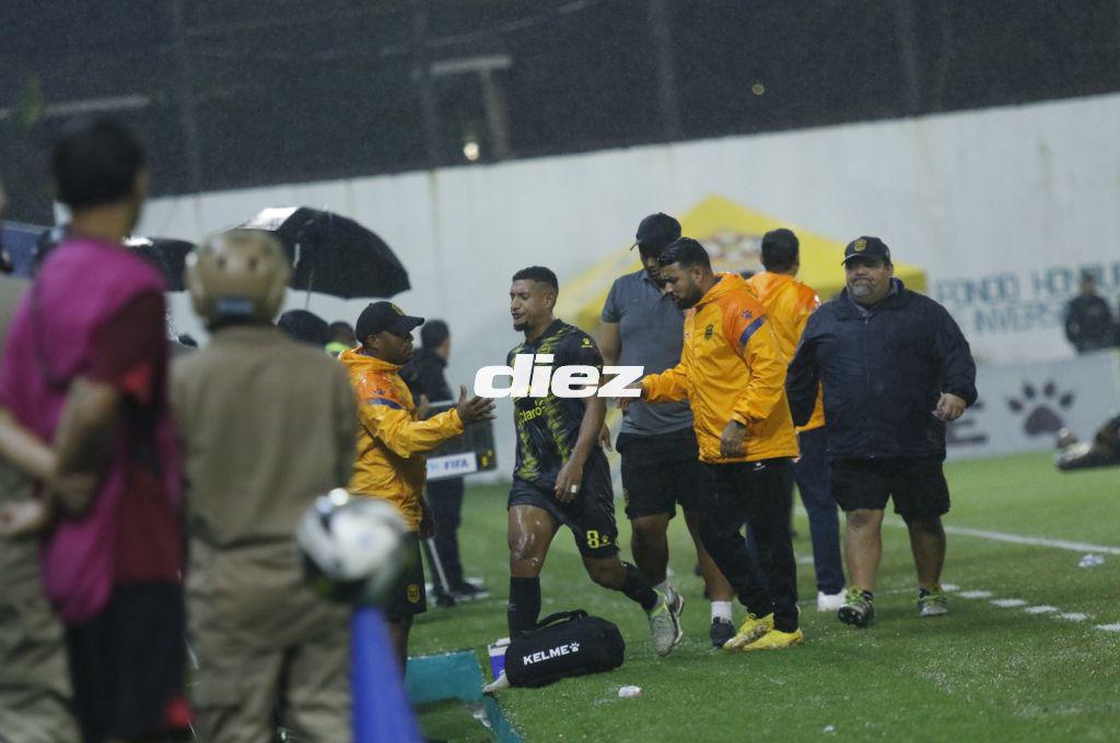 La triste imagen en el estadio Morazán, Real España estrenó uniforme y los incidentes de los aficionados con la Policía