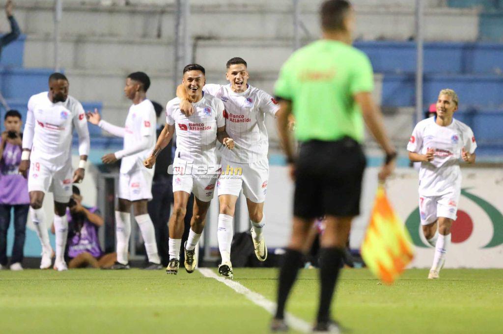 Los penales no señalados por Saíd, la euforia de Andy Najar, Rodrigo Auzmendi brilló y la belleza del Motagua-Olimpia