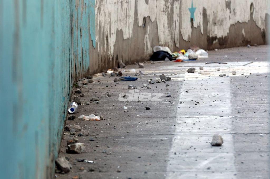 Carros destruidos, piedras y testimonios; así lucen las calles tras batalla entre aficionados de Motagua y Olimpia