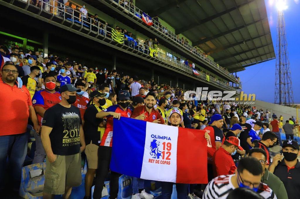 El ambiente en el interior del estadio Morazán: Pintado de amarillo y negro, pero también de blanco
