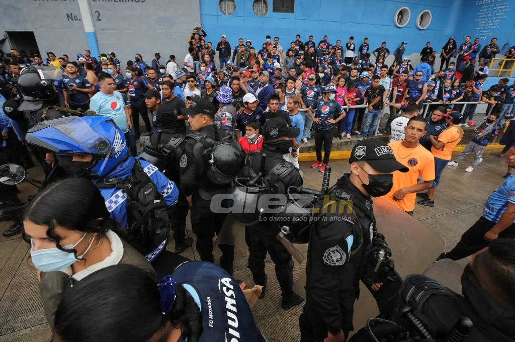 ¡Se pinta el Nacional! Así se vivió la previa de la final de ida entre Motagua y Real España: la afición puso el color