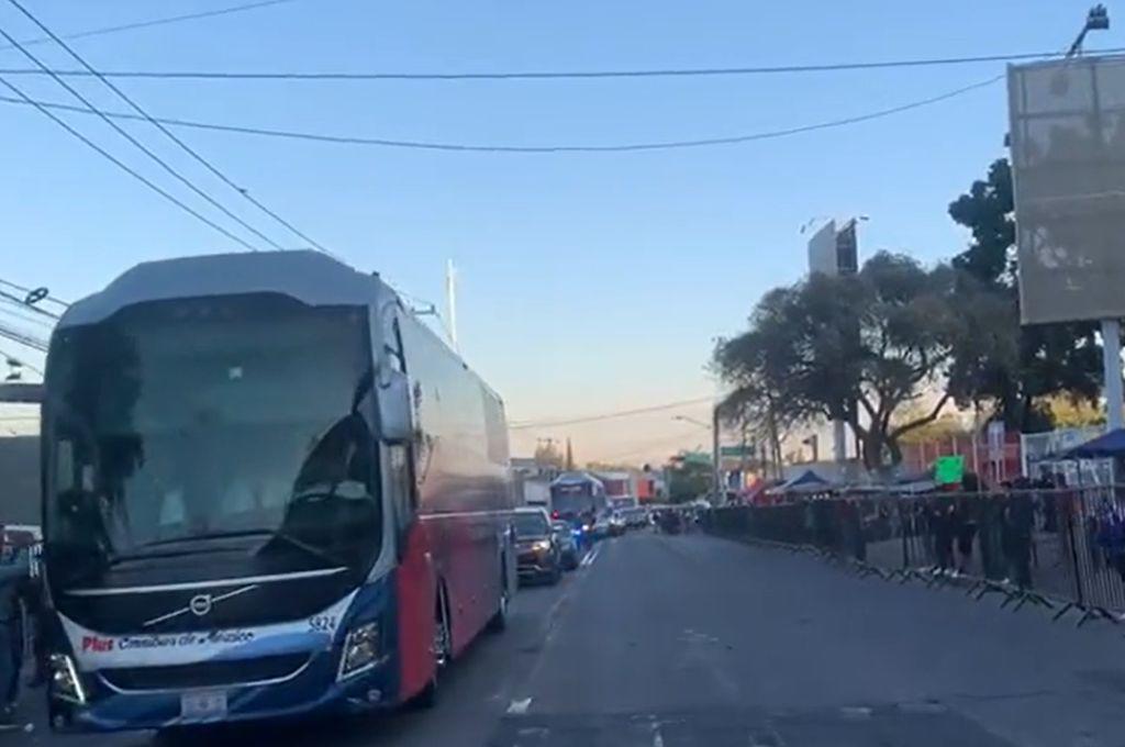 ¡Locura merengue! Afición del Olimpia comienza a “pintar” el estadio Jalisco y esposa de futbolista del Atlas sorprende con mensaje en pancarta