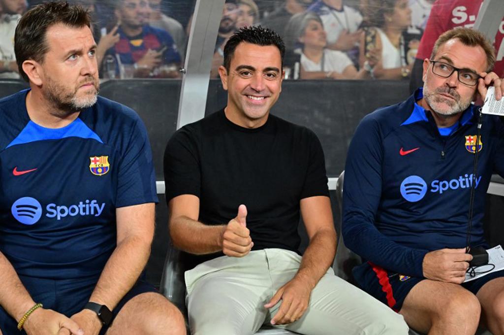 Koeman no lo quería en el Barcelona, regresó al club y Xavi está encantado: ‘‘Nos da mucho, tiene una gran visión de juego y siempre mira hacia adelante’’