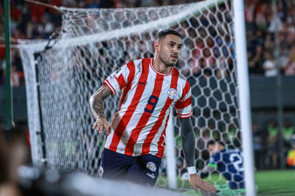 Le escupió a Messi y Leo lo humilló ¿Quién es Antonio Sanabria, el autor del golazo de chilena en el Paraguay-Argentina?