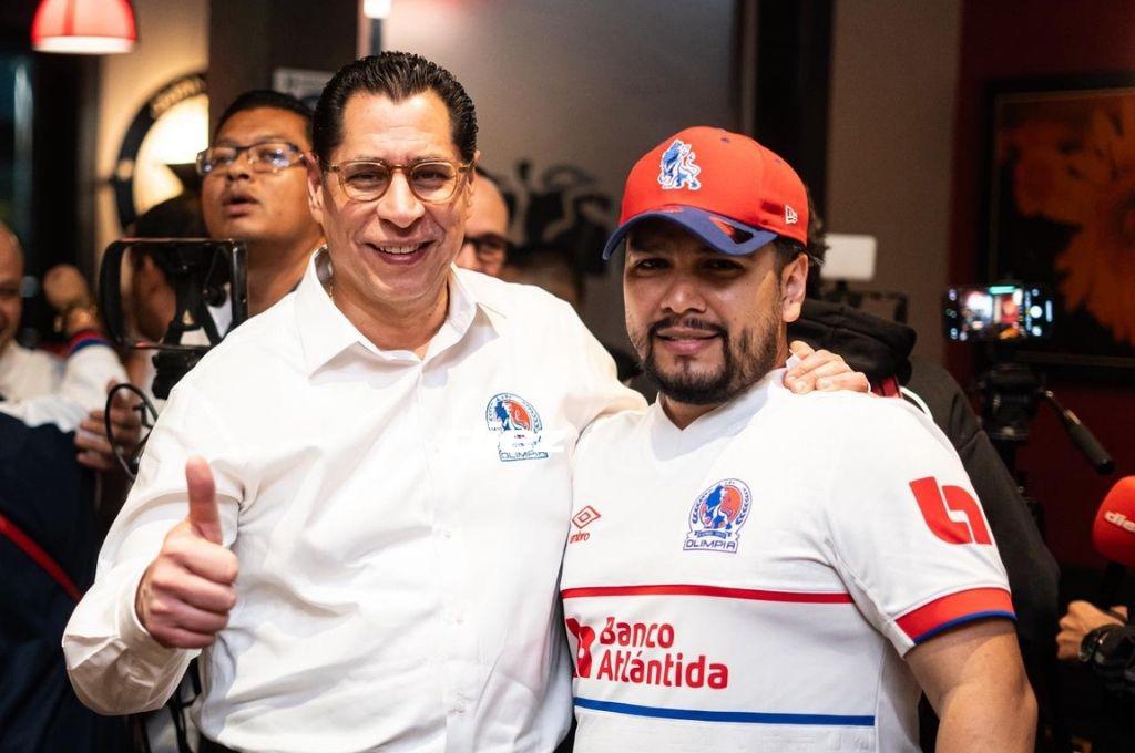 ¡Abrazo de campeón y la figura presente! Así fue la celebración íntima de la directiva y jugadores tras la conquista de la copa 40
