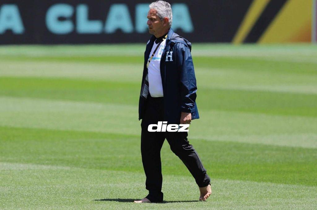 Rueda sorprende y se pasea descalzo por el césped del Live’s Stadium al estilo de Luis Enrique previo al duelo contra México