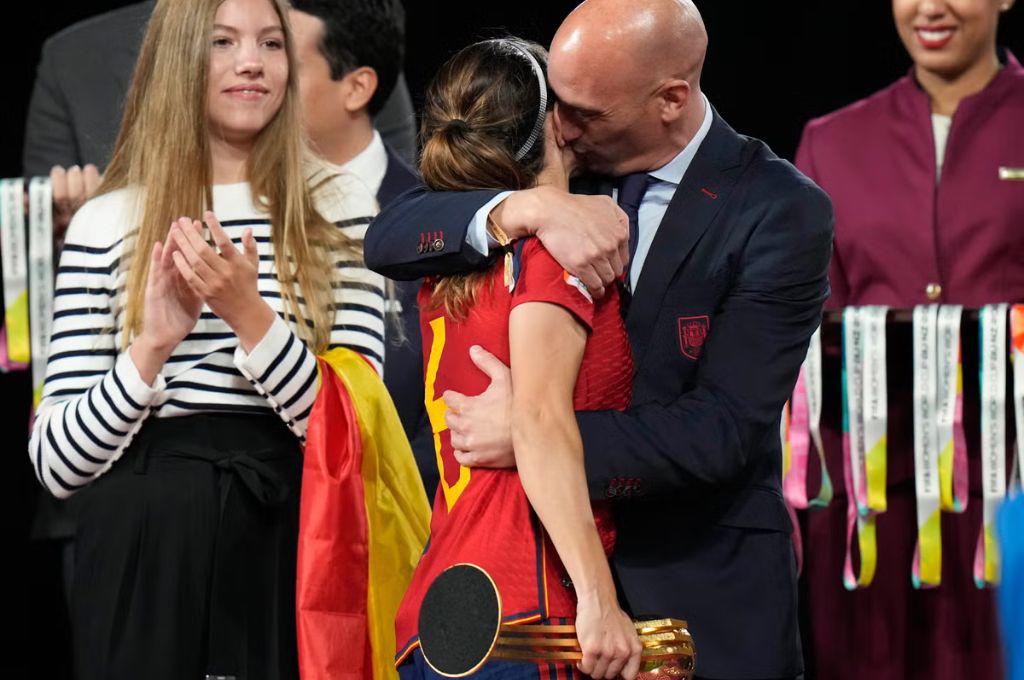 Fiscalía de España se olvida de Dani Alves y ahora piden esta dura sentencia para Rubiales por el beso forzado a Hermoso