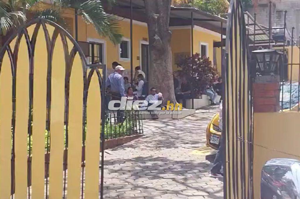 ¡Duro Momento! Rubén Matamoros es acompañado por sus familiares y amigos en el velatorio de su hijo menor