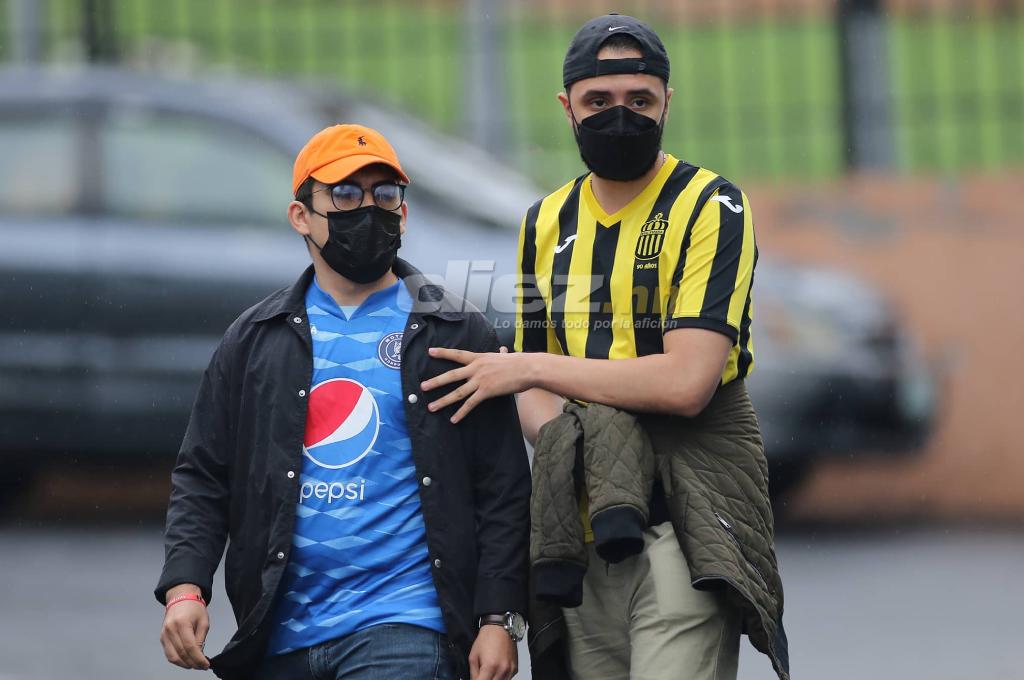 ¡Se pinta el Nacional! Así se vivió la previa de la final de ida entre Motagua y Real España: la afición puso el color