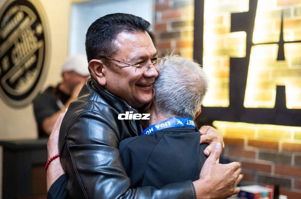 ¡Abrazo de campeón y la figura presente! Así fue la celebración íntima de la directiva y jugadores tras la conquista de la copa 40