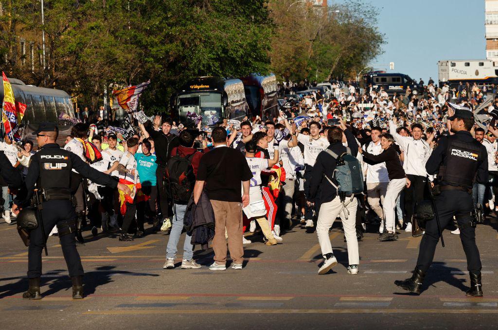 ¡Así se recibe al Rey de Europa! La espectacular llegada del Real Madrid al Bernabéu para enfrentar al City en Champions