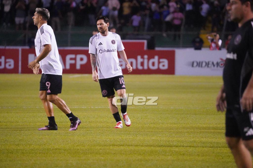 Messi anotó e hizo magia en el Olímpico: el gran gesto del argentino y los jugadores del Olimpia que ‘insistieron’ por su camisa