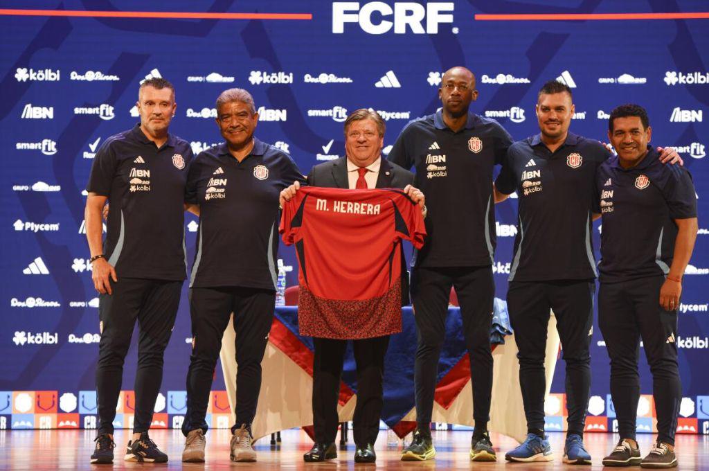 “Si se complica la eliminatoria, se le acaba la carrera”: Faitelson y la prensa de Costa Rica opina sobre la llegada del Piojo Herrera