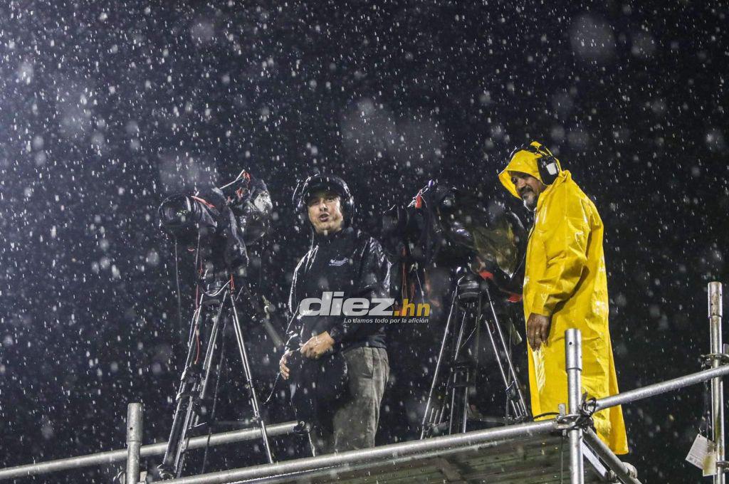 Polémico festejo de Yeison y su beso con una periodista; la fila de novias de los jugadores del Motagua y ¿hay nuevo pistolero?