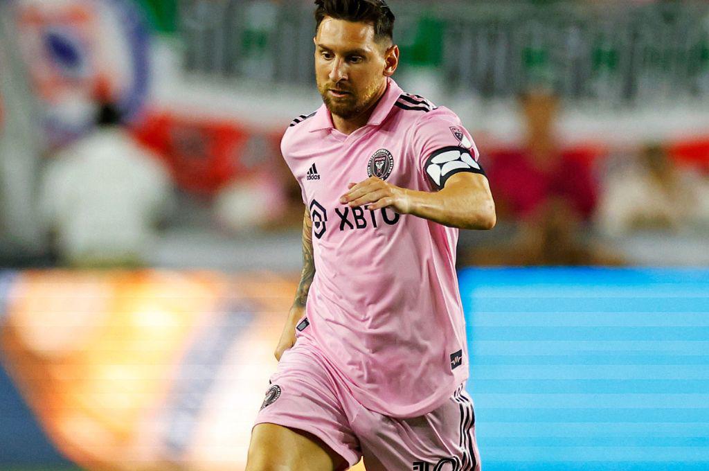 Así fue el debut de Messi con el Inter Miami ante Cruz Azul: Abrazo con una leyenda, el gesto del capitán y golazo de tiro libre