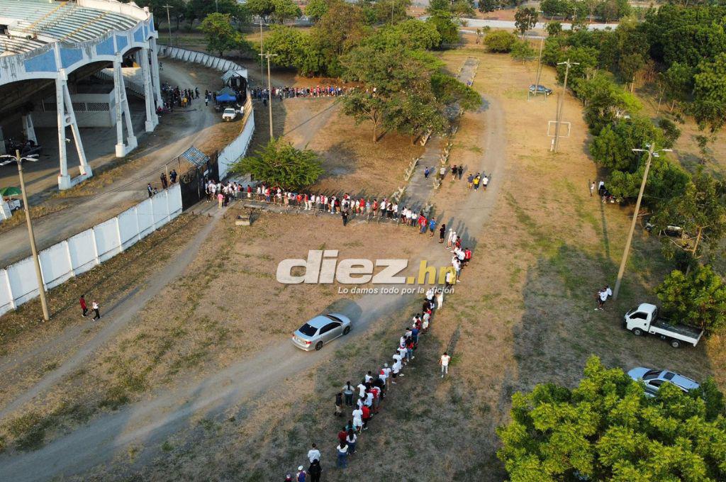 Así está el ambiente en el estadio Olímpico por el duelo del repechaje entre Real España y Olimpia; bellas aficionadas