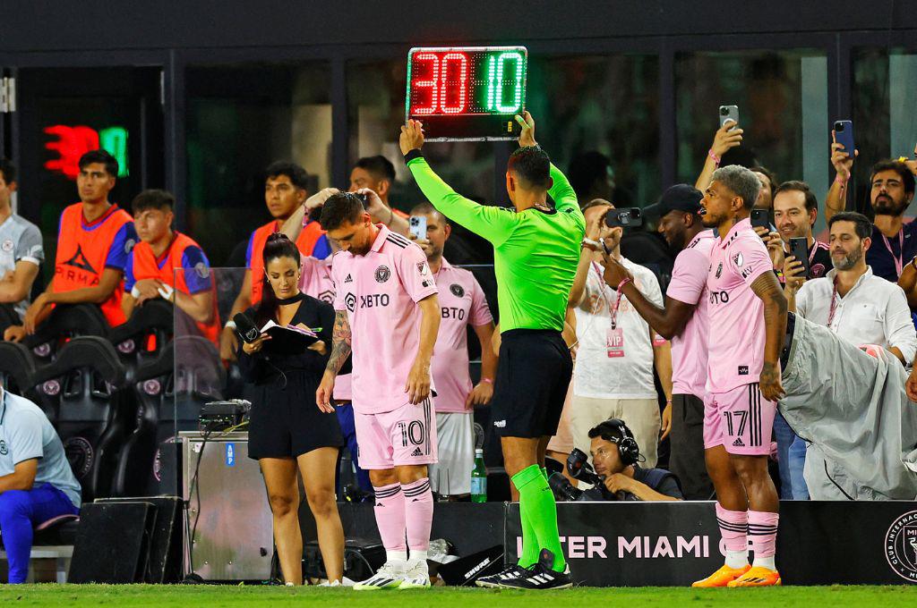 Así fue el debut de Messi con el Inter Miami ante Cruz Azul: Abrazo con una leyenda, el gesto del capitán y golazo de tiro libre
