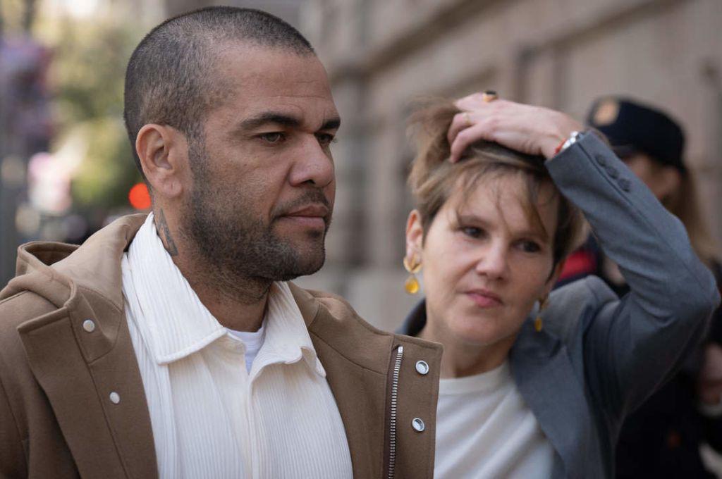 Dani Alves sale de su mansión por primera vez: su nueva pareja inseparable y lo que le gritaban en la calle